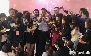 幫記者綁鞋帶惹議  郭台銘：對方若往前倒  倒霉的是我