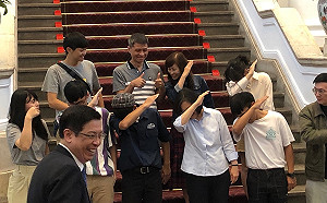 馬克宏之後  蔡英文比DAB嘻哈手勢燦笑