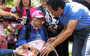 朱立倫酸未來有自動綁鞋帶機？ 郭台銘：多年好友怎麼說都對