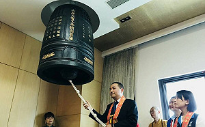 朱侯佛誕叩鐘108響  妙答郭董為記者綁鞋帶