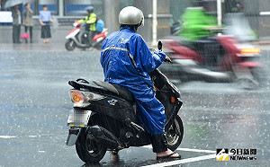 一鑽飄霉味！兒時必躲「媽媽牌雨衣」…這畫面惹千人鼻酸