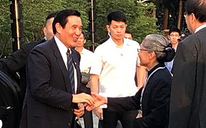 藍綠巨頭現身慈濟浴佛大典 馬王、吳朱未碰頭