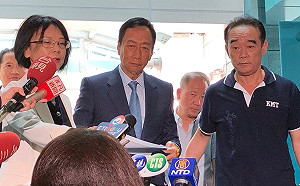 吳郭會登場 郭台銘送中華民國國旗帽