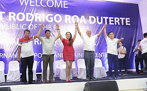 噁！杜特地當眾調情失婚女鎮長：我會抓住你內褲