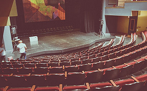 電影院座椅為何幾乎都是「紅色」？背後原因曝光超暖心