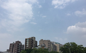 白天暖熱高溫飆30度！部分地區注意午後雷陣雨