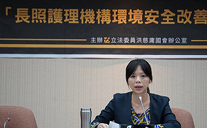 毛骨悚然！官員起立「為韓市長鼓掌」 洪慈庸痛批：多荒謬的畫面