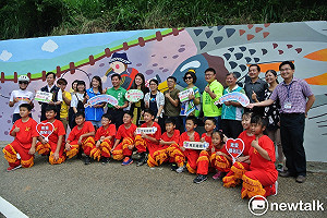 大甲鐵砧山新地標亮相  彩繪牆上灰面鵟鷹當成風箏放