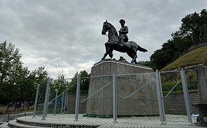 政大提告 鋸蔣銅像馬腳學生遭起訴