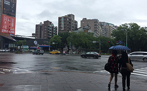 注意雷擊強風！苗栗、中南部10縣市發布大雨特報