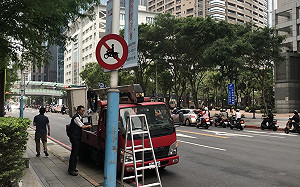 賓士車停豪宅前 警稱無法管！議員會勘後 警改口將取締