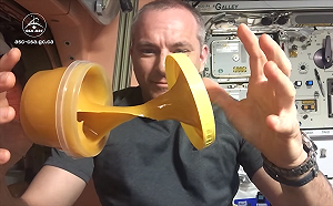 (影)在太空中打開一罐蜂蜜會怎樣？他親身實驗結果超神奇