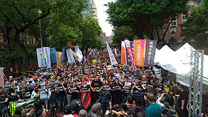 同婚拚三讀》我們要結婚、表決不能輸！立院外湧2萬人挺同婚