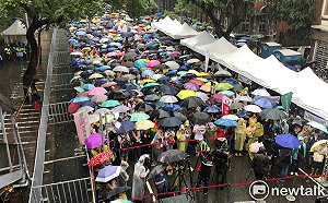 同婚拚三讀》雨越下越大  澆不熄挺同支持者熱情、緊盯立院表決