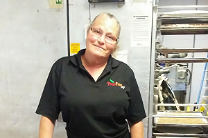 好心被雷親！讓學生賒帳一次　主管狠控「偷竊」解雇她