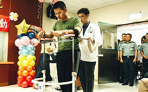 傘兵秦良丰復健可撐持站立2分鐘 傷癒復原還想再跳傘