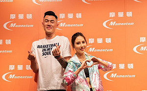 籃球／和女藝人同台剪綵　劉錚裝可愛合照臉好紅