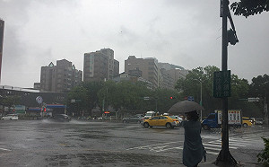 外出記得要帶傘！台中以南9縣市發布豪、大雨特報