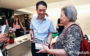 記錄台灣黨外運動30年  邱萬興出版《台灣民主印象》攝影集