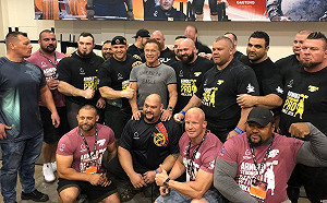 南非會粉絲遇襲 銀幕硬漢阿諾史瓦辛格渾然不覺