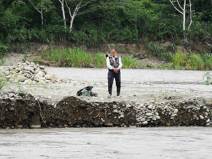 （影）釣客受困旗山沙洲　消防隊兵分兩路救援