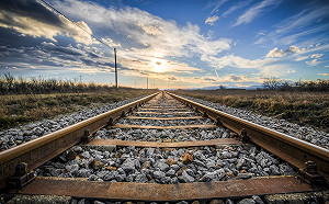 長知識！鐵軌旁為何要鋪小石頭？「3大神奇功能」曝光