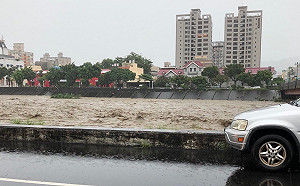 （影）大雷雨轟炸中台灣 旱溪溪水暴漲多處傳災情