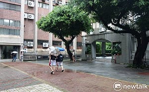 水氣略少外出還是要帶傘！中南、東南部留意雷雨
