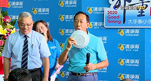 證明洗劑無毒 郭台銘舔手又舔盤子