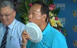 「瓷器」的英文是什麼？ 他解讀郭董舔盤有這含意…