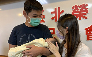 刷新台灣肝臟移植紀錄！媽媽坐月子捐肝拯救「25天」親兒