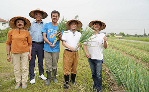 戴斗笠下田拔蔥、挑蔥 三星農民祝王金平「蔥滿勝蒜」