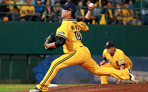 中華職棒／拋球事件後首登板　鄭凱文脫帽鞠躬道歉