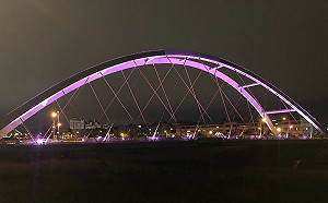 東區東昇橋燈光耀眼浪漫　照亮夜空打卡新亮點