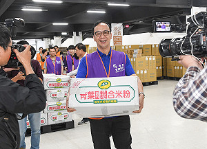 阿倫志工認真搬貨　幕僚笑猜「平常有偷練？」