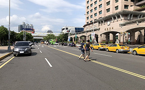 馬路上行人最大？違規釀事故一樣挨罰