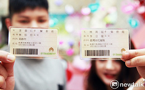 搶頭香! 桃市同婚登記首日 親友團大陣仗祝福