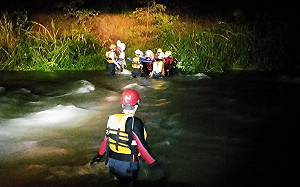 (影) 37人暗夜受困湍急溪流 屏東消防局架繩索成功救援