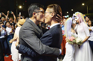 千人共祝同婚 王小棣證婚：不能說早生貴子或有錯都是先生的錯