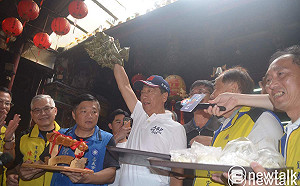 訪嘉義東市場再爆棚 郭台銘：要把國外的錢賺回台灣