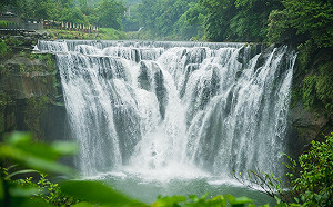 遊客看過來　十分瀑布公園夏季多開放一小時