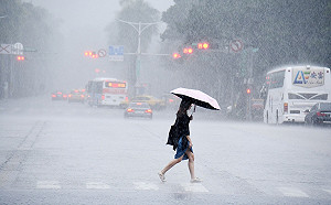 雨神同行！下雨天鞋子濕超難受　4招急救術雨再大都不怕
