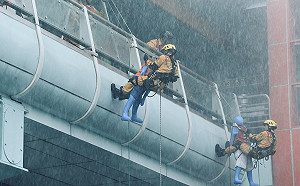 萬安演習北捷運動物園站模擬火災　警消冒雨高空繩索救援