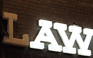 連鎖超商招牌燈「一字不亮」！店家揭真相　秒暖哭眾人