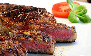 點牛排要求「半熟」！上桌一翻傻眼　全場笑翻：半熟無誤