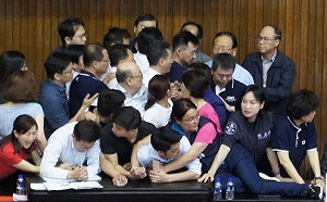 李進勇人事案》立院男神被熊抱！這名女立委把他「抱好抱滿」