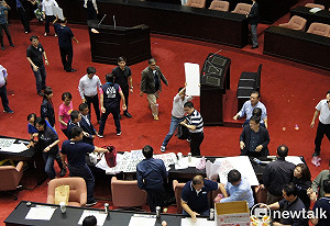 (影) 李進勇人事案闖關成功 藍砸水球怒喊「選舉無效」