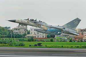 漢光演習戰機精采演出 林佳龍：感謝「晝伏夜出」的幕後人員