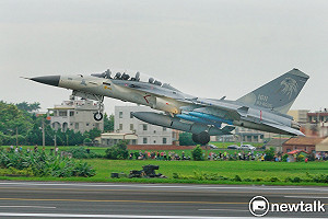 漢光演習》F-16V、幻象2000首度降落佳冬戰備道 蔡英文貼身看戰機
