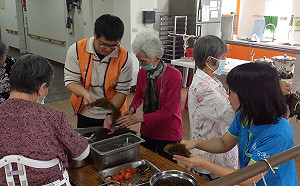 日照中心長輩端午包粽子還「立蓮子」  有夠新奇